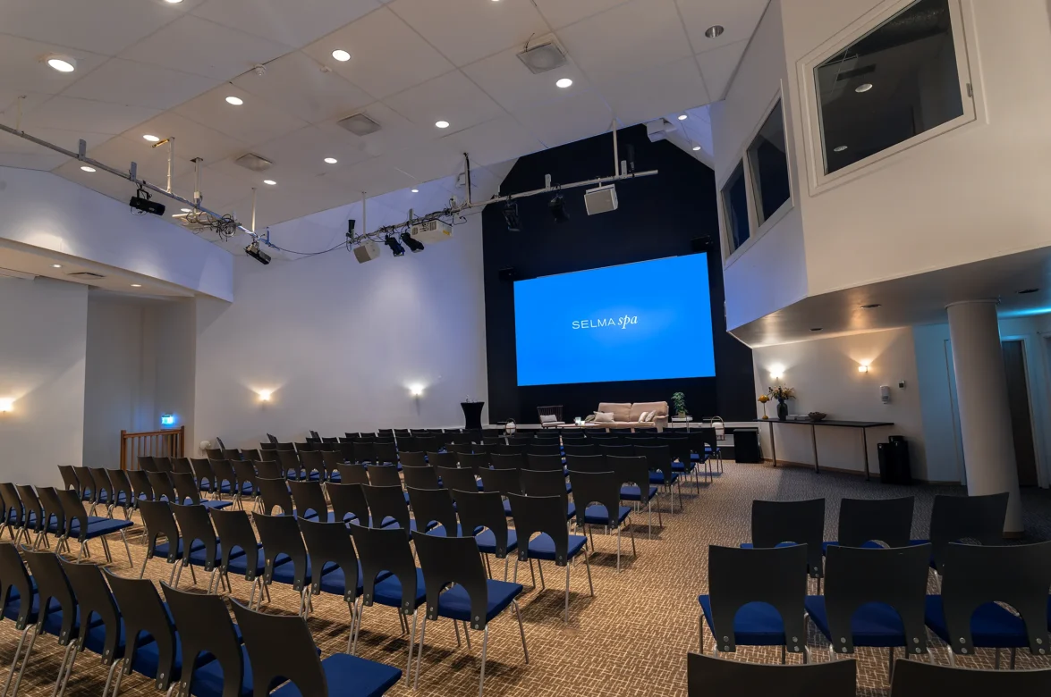 Konferenslokal Selma på Selma Spa i Sunne med 13 meter takhöjd och biosittning.