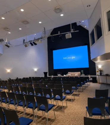 Konferenslokal Selma på Selma Spa i Sunne med 13 meter takhöjd och biosittning.