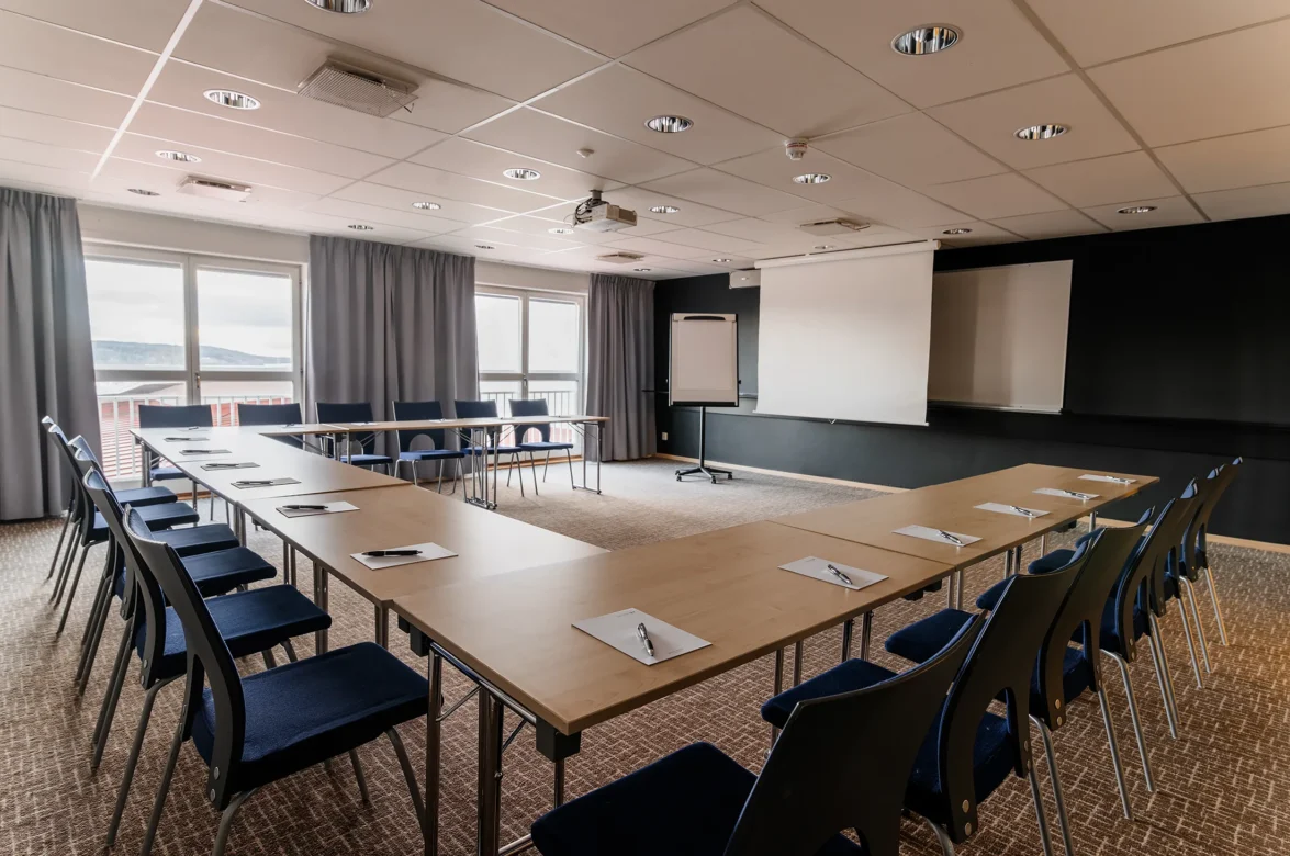 Ljus konferenslokal på Selma Spa med utsikt över sjön Fryken och grönområden.