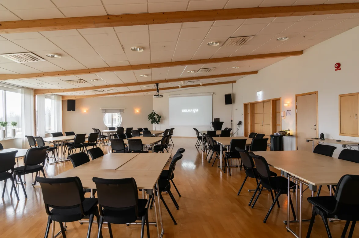 Konferenslokalen Balans på Selma Spa med stora fönster och utsikt över sjön Fryken.