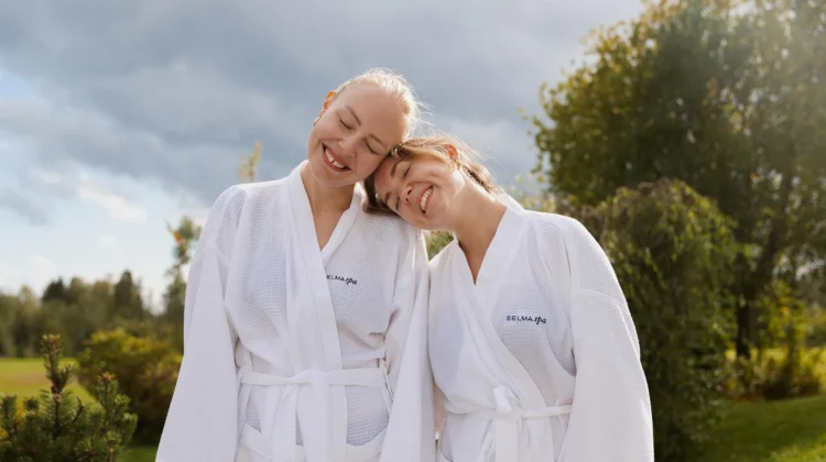 Höstspapaket på Selma Spa – två kvinnor i badrockar njuter utomhus