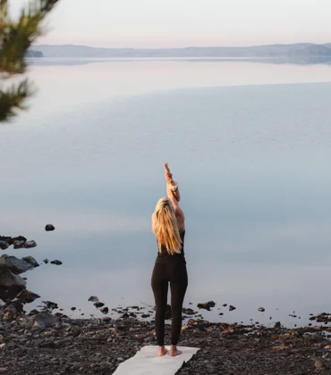 Yogaposition vid vatten under en yogaweekend 28–29 mars för återhämtning och ny energ