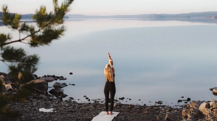 Yogaposition vid vatten under en yogaweekend 28–29 mars för återhämtning och ny energ